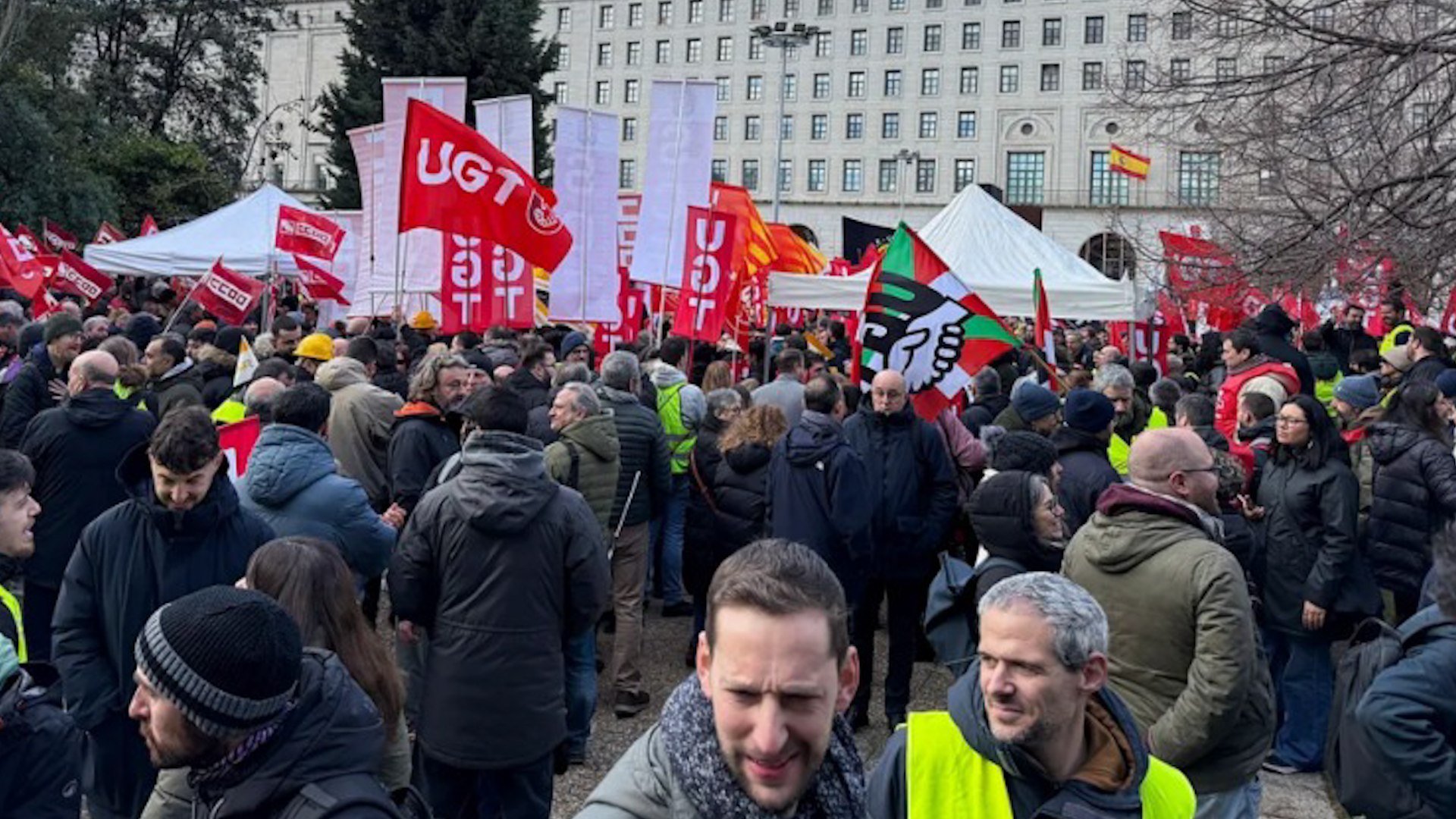 Los sindicatos ferroviarios han confirmado la convocatoria de tres jornadas de huelga previstas para los d�as 9, 10 y 11 de febrero, despu�s de que la primera reuni�n con el Ministerio de Transportes concluyera sin un acuerdo que permita desconvocar las movilizaciones. El encuentro, celebrado en un clima de tensi�n, reuni� al ministro con representantes de CCOO, UGT y el sindicato de maquinistas SEMAF, en un intento por rebajar el conflicto laboral que atraviesa el sector.
La cita se produjo quince d�as despu�s del grave accidente de Adamuz, en el que fallecieron 46 personas, y del siniestro registrado en Rodalies que cost� la vida a un maquinista, sucesos que han incrementado la preocupaci�n por la seguridad ferroviaria. Mientras tanto, el malestar entre trabajadores de Renfe y Adif contin�a creciendo, alimentado por denuncias sobre el deterioro de la infraestructura, especialmente en la l�nea entre Madrid y Barcelona. Estas incidencias han provocado retrasos frecuentes, aver�as y la retirada temporal de varios trenes, generando tambi�n un notable enfado entre los usuarios afectados por cancelaciones y largas esperas en estaciones. Las organizaciones sindicales advierten adem�s de que, si no se alcanzan compromisos firmes y calendarios claros de inversi�n, podr�an convocarse nuevas protestas durante primavera.