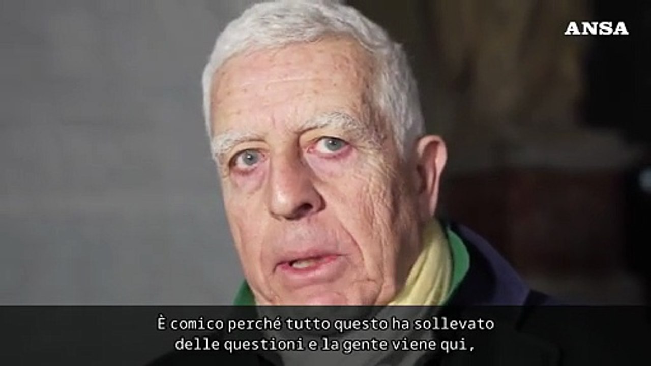 Decine i curiosi a vedere il volto di Meloni cancellato dall'angelo