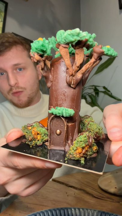 Les trompe-l’œil les plus fous de Paris 😱✨En forme de maisons, de carrousel, d’arbre, d’ananas, de coquelicot ou même de champignons 🍄Il y en a pour tous les goûts 😱✨La pâtisserie, c’est Wonderland Pâtisserie, dans le 14ᵉ arrondissement de Paris 👌