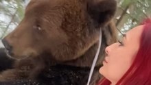 Woman overcomes her fear of bears... by meeting one IN THE WILD!