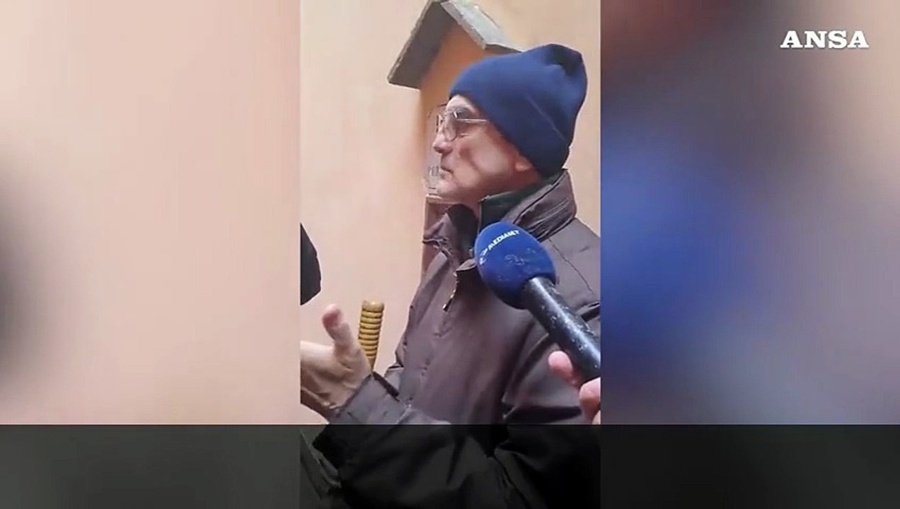 L'assalto dei curiosi all'affresco con il volto di Meloni: "Troppi selfie"