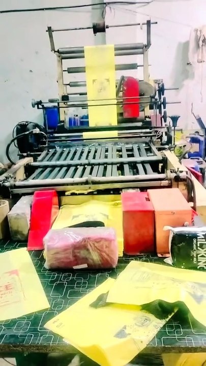 Smoth running side seal machine