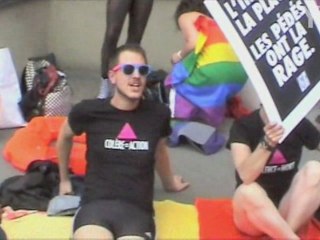 Act Up-Paris zappe l'INPES en maillot de bain