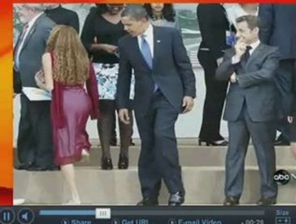 Obama/Sarkozy qui regarde....