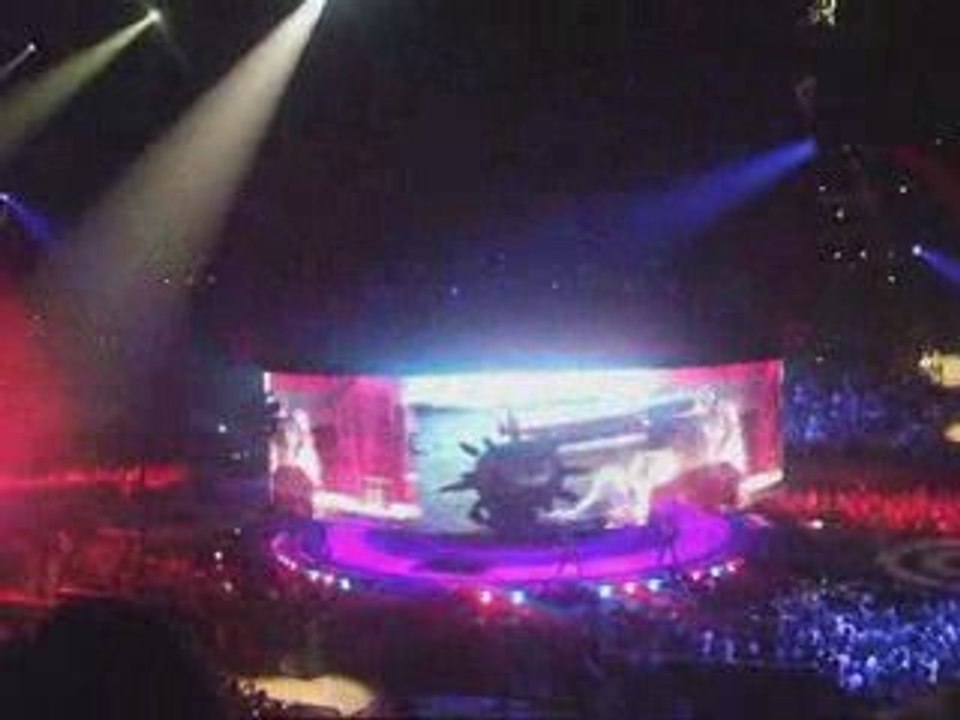 L'entrée en scène de Britney Spears (BERCY 6.07.09)