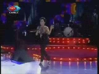 Demet Sağıroğlu Silkelen Genç Mikrofon