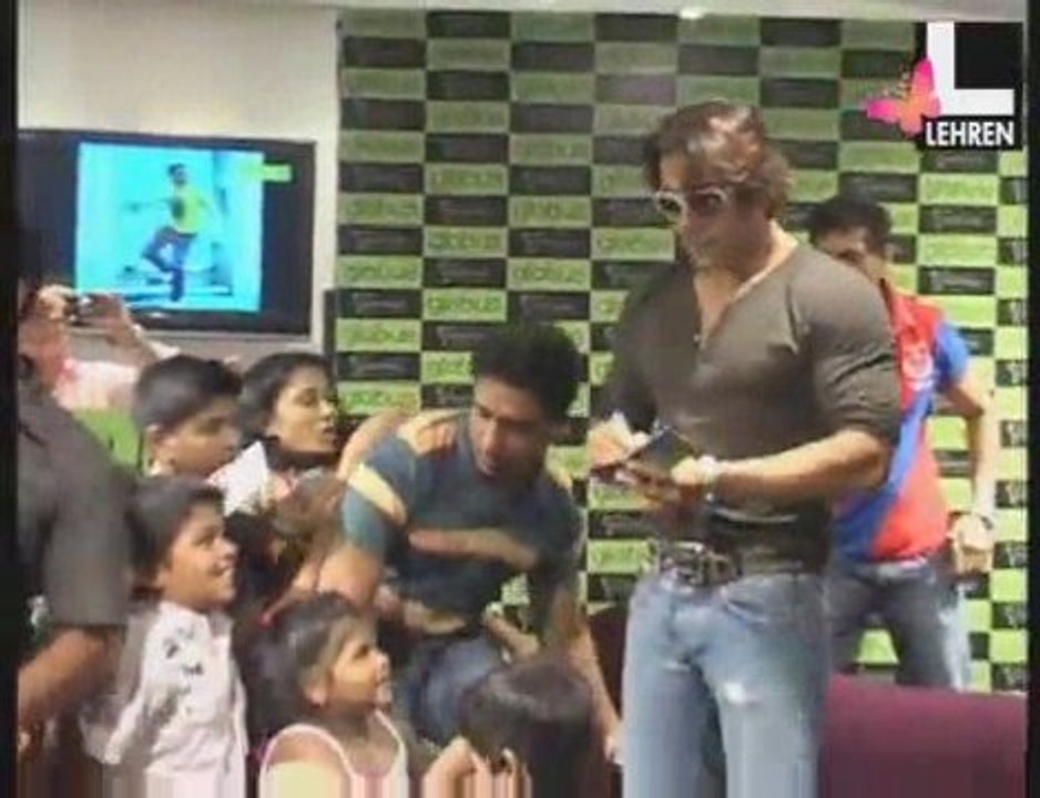 SRK doesn’t visit Akshay Kumar’s house