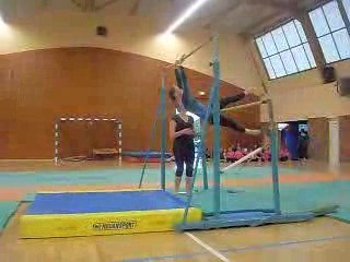 Adélaïde et Coline aux barres