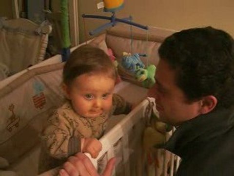 Inès se met debout dans son lit!!