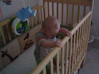 Lucas se releve dans son lit