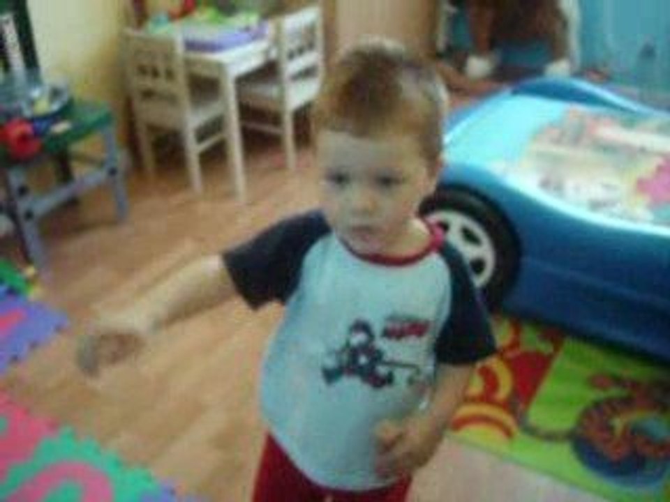 Sandro qui danse et qui chante