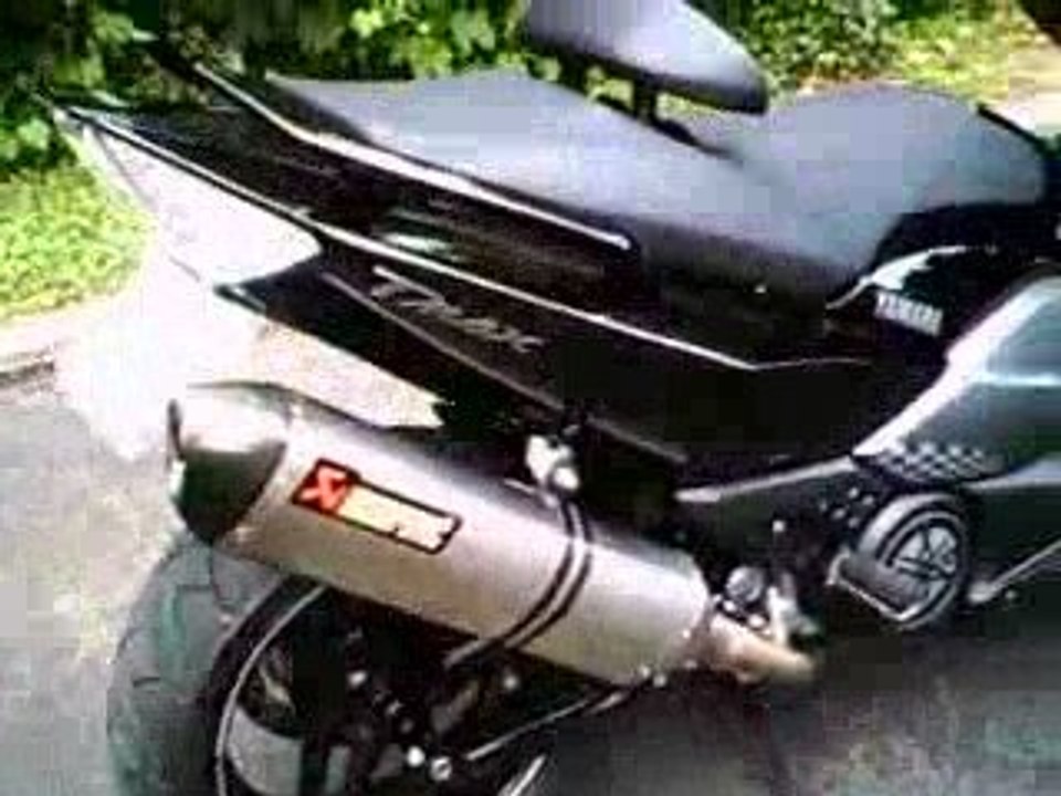 tmax akrapovic