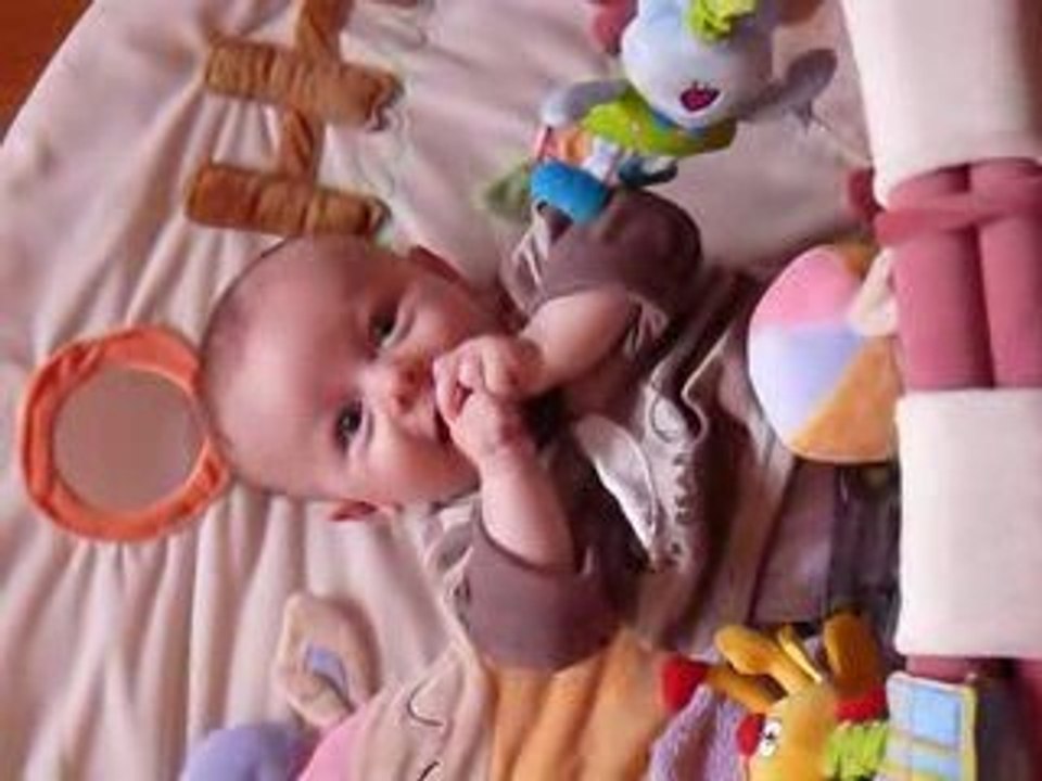 Eliott suce son pouce