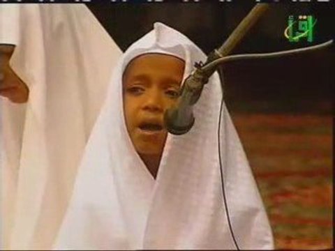 Enfant qui récit du coran