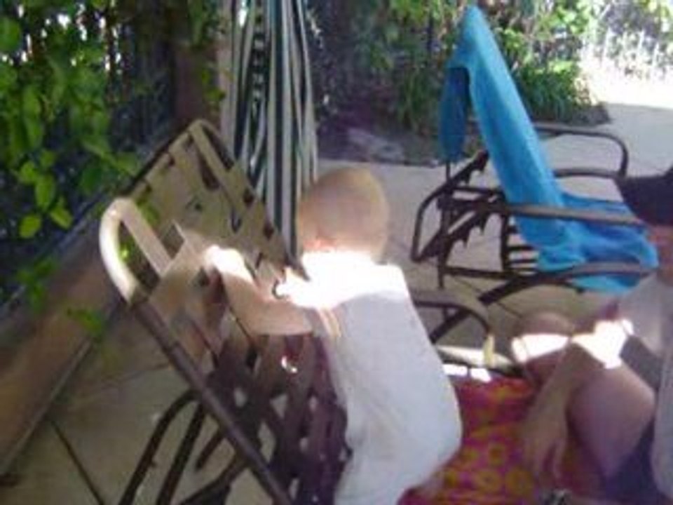 Lucas debout sur le transat de piscine