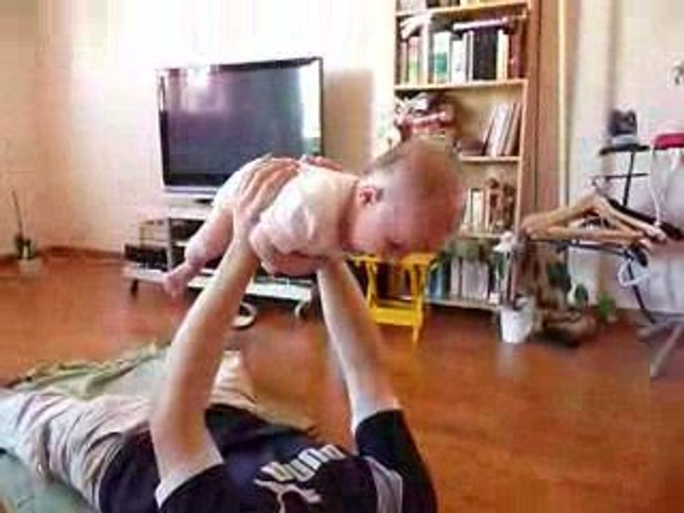 Eliott éclate de rire