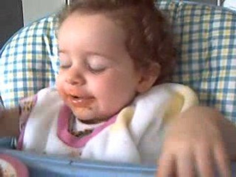 un petit cochon à table