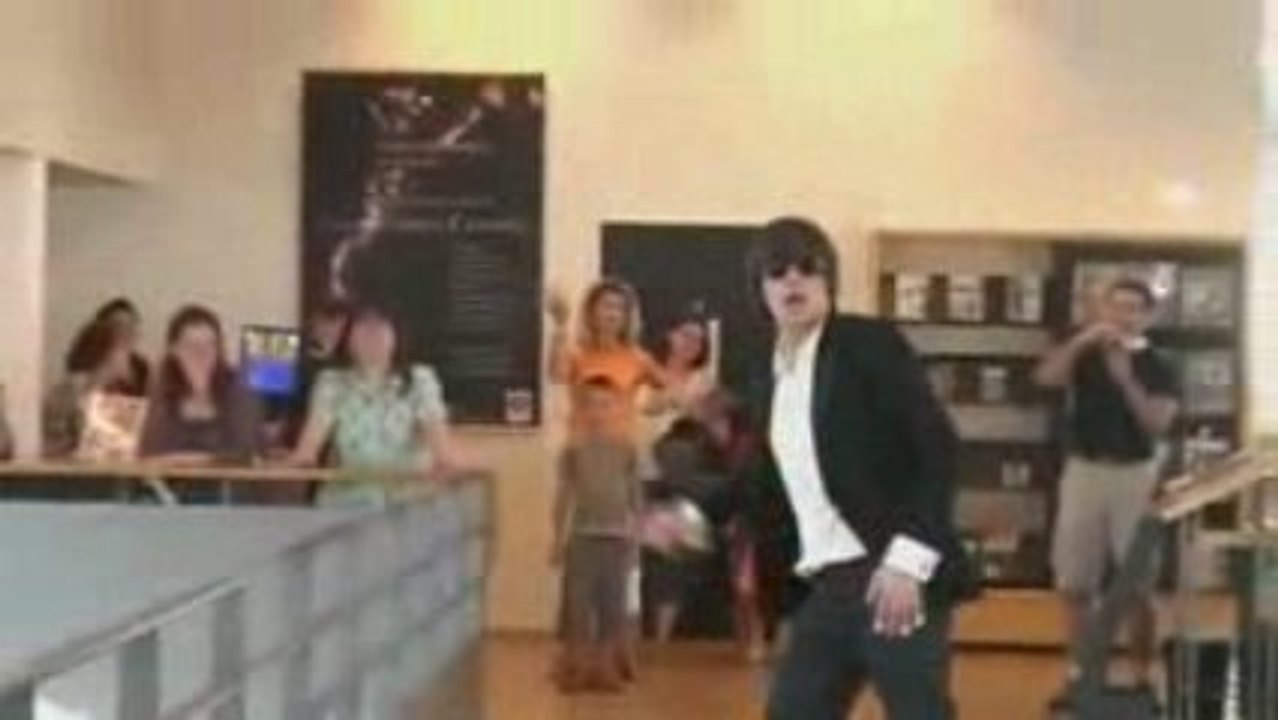 Hommage a michael jakson trop de delire !!!