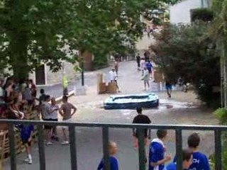 LE TAUREAU ARRACHE UN GARCON de la piscine avec ses cornes..