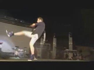 HELMUT FRITZ FOUT LE FEU AU PLATEAU KISS FM !!!