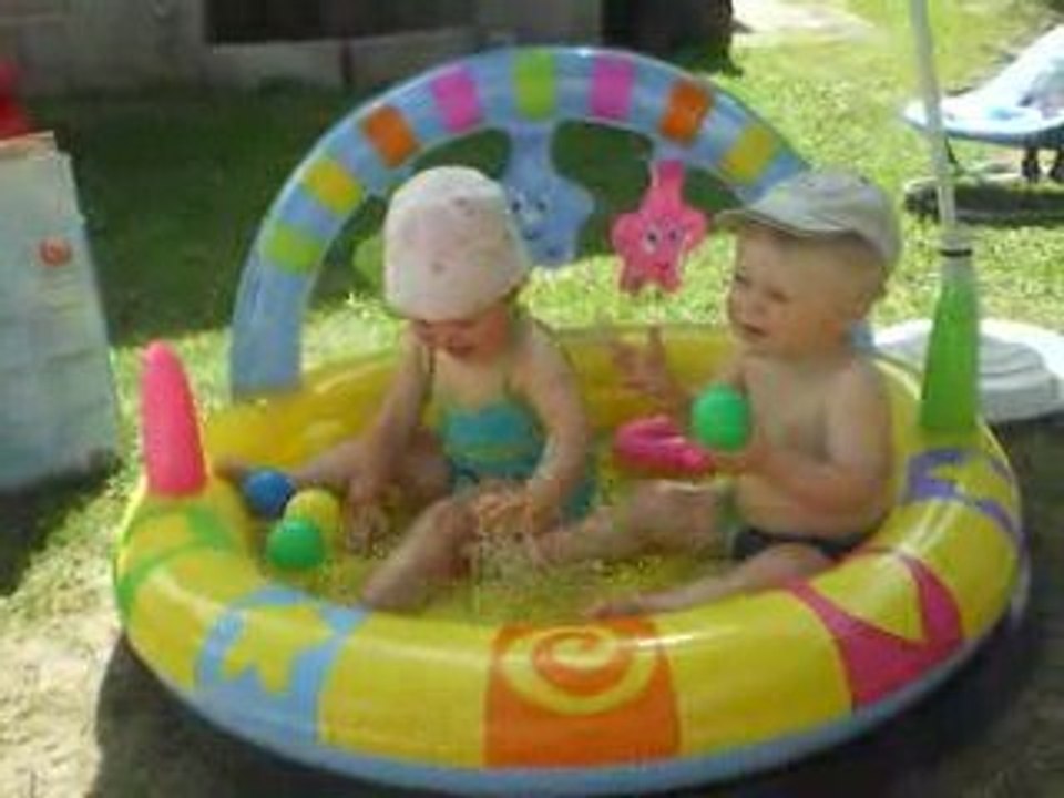 Les louloux dans leur piscine dans le jardin