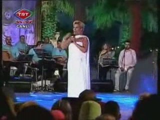 Saçların alev gibi Müşerref Akay