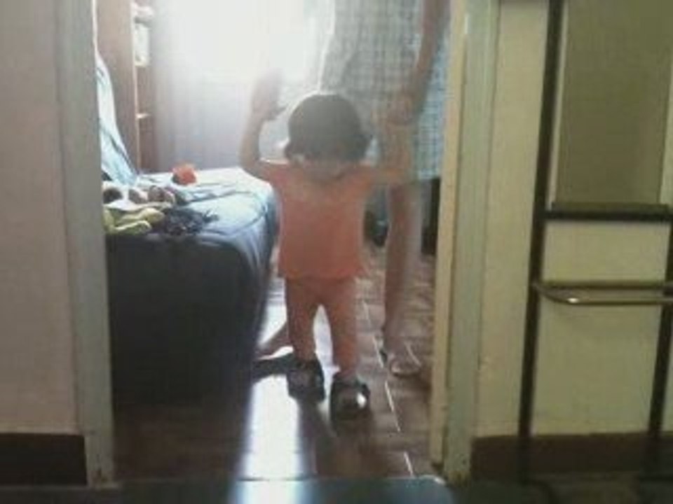 Je marche avec les chaussures de maman