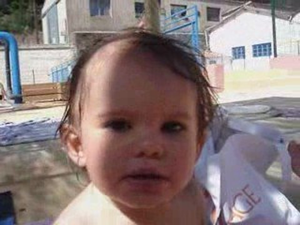 Maëlys à la piscine