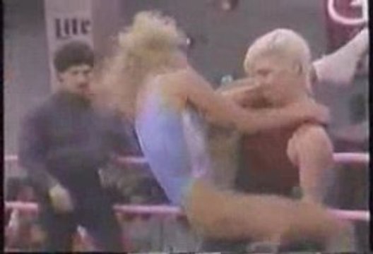 Ninotchka vs Debbie Debutante (GLOW Wrestling) Espanol