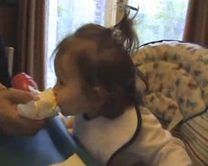 Tenaya goûte du fromage pour la 1ère fois !