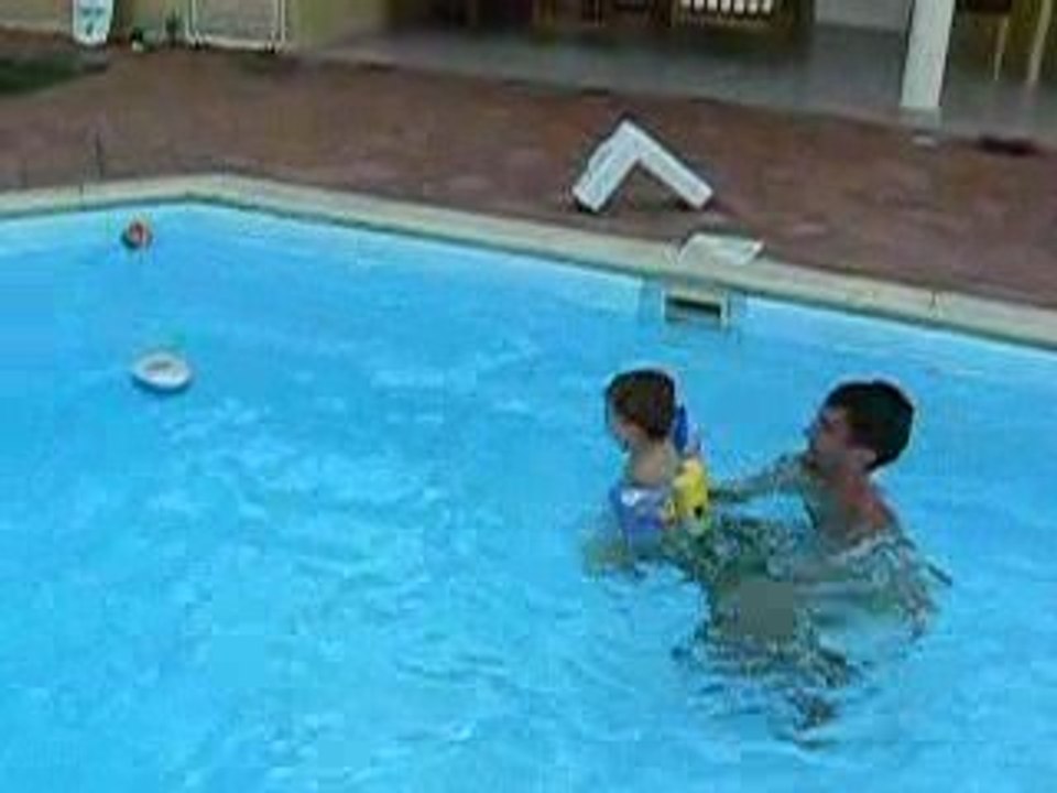 Malé dans la piscine