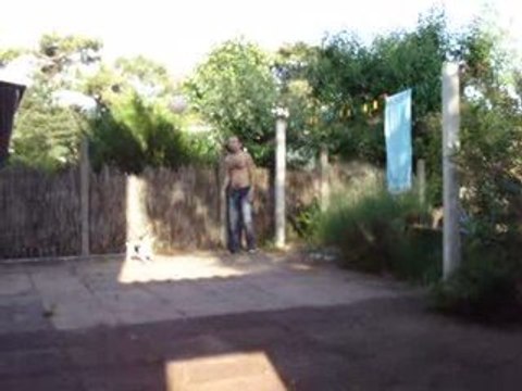 Bouli joue au foot avec papa