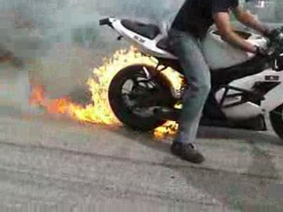 burn moto avec pneu en feu
