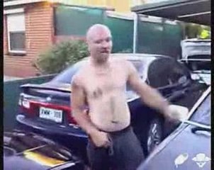 un mec explose un pare brise avec sa tête