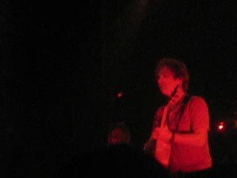 nada surf song of the 80s live at bataclan