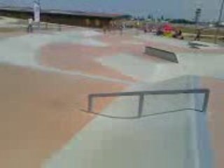 Double whip de Louis au skatepark de Carre de soie