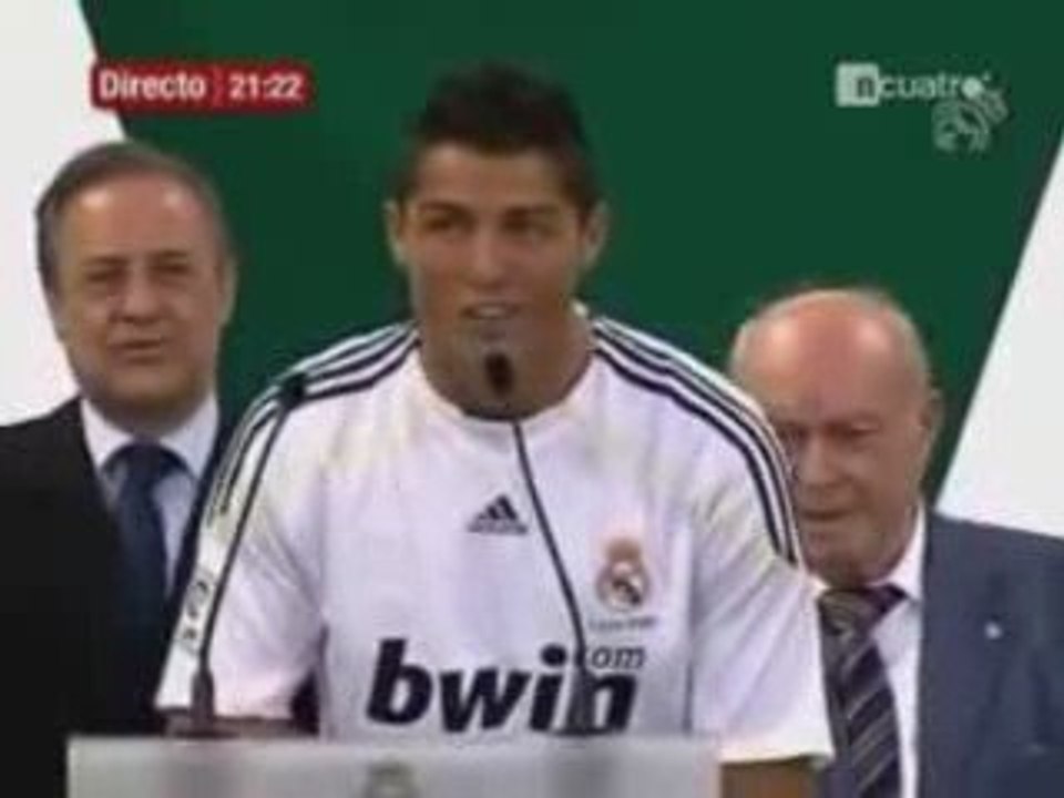 CRISTIANO RONALDO SAYING HALA MADRID WITH THE CROWD