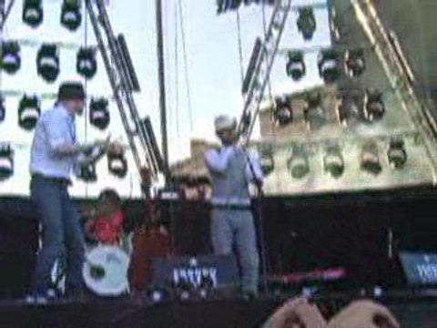 entré sur scène de Charlie Winston aux francofolies