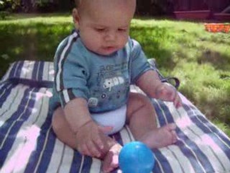 ugo 6mois1/2 se tient assis