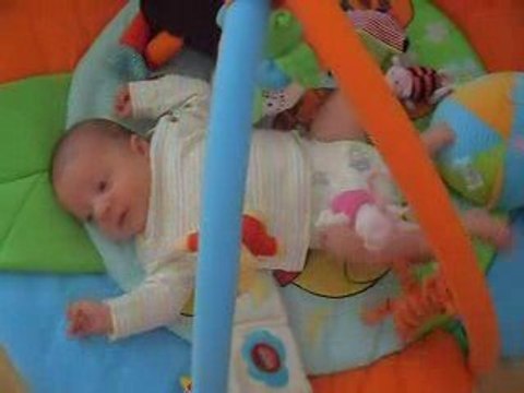 Nathan 2 mois sur son tapis