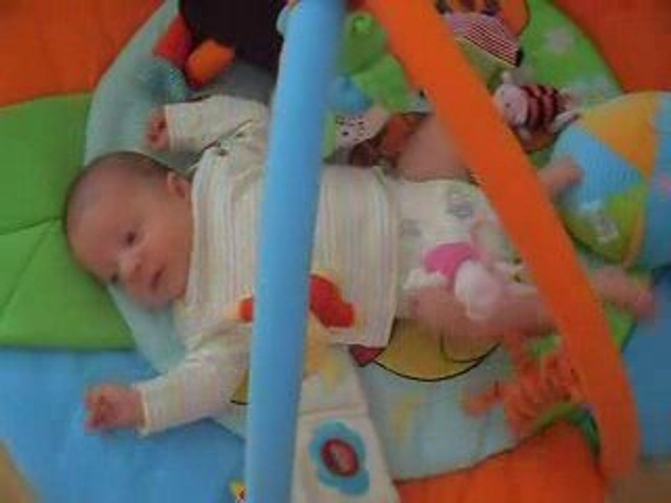 Nathan 2 mois sur son tapis