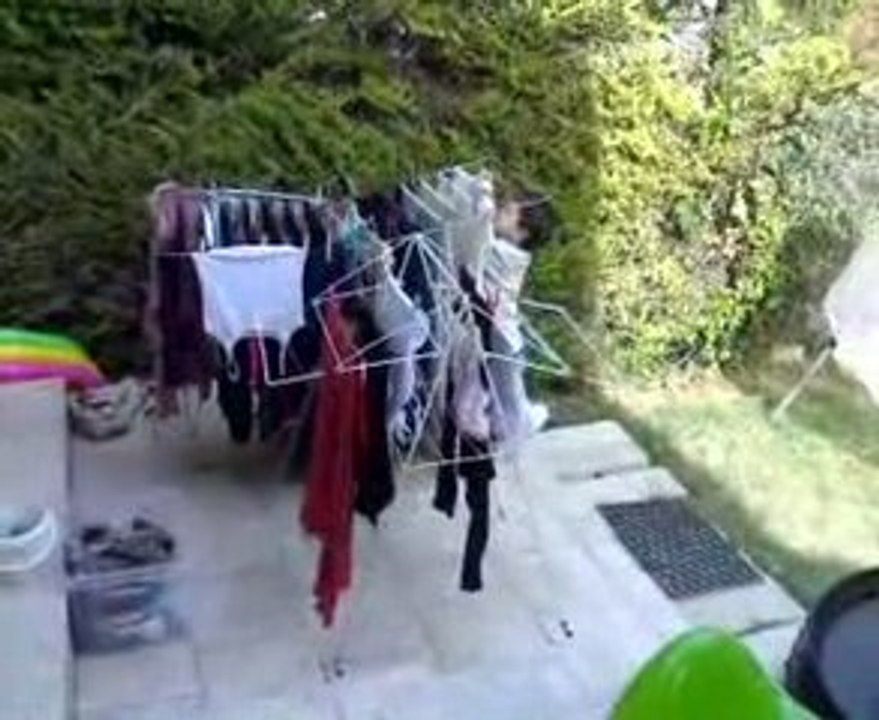 Nathan détend le linge