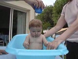 antonin dans sa piscine