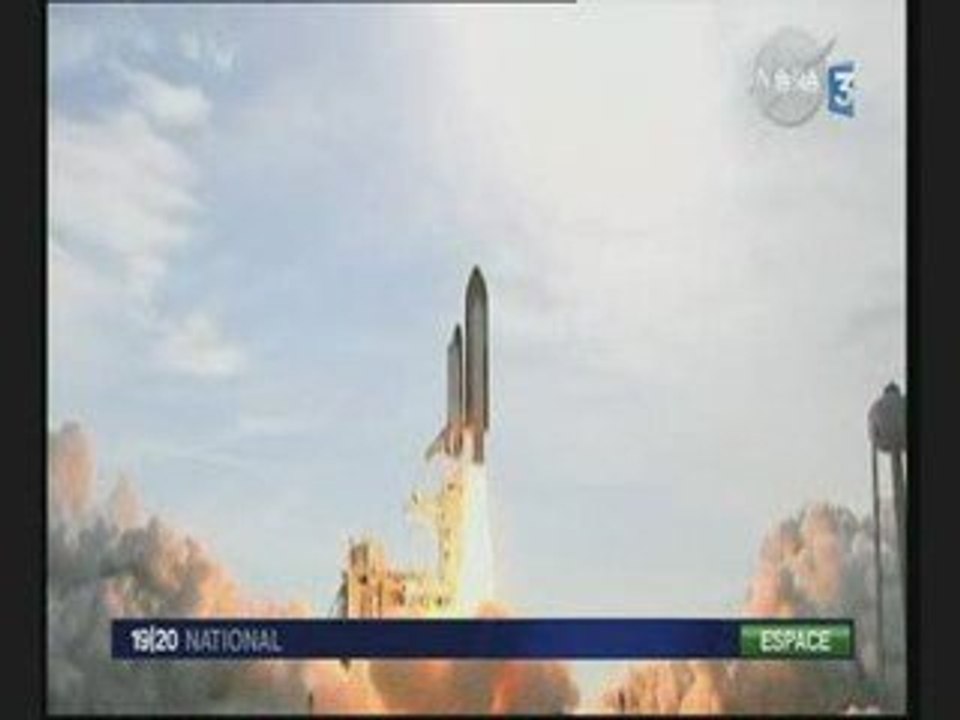 La navette Endeavour touchée par des débris au décollage