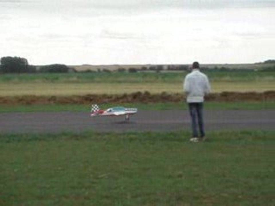 1er atterrissage extra 300s par Arnaud