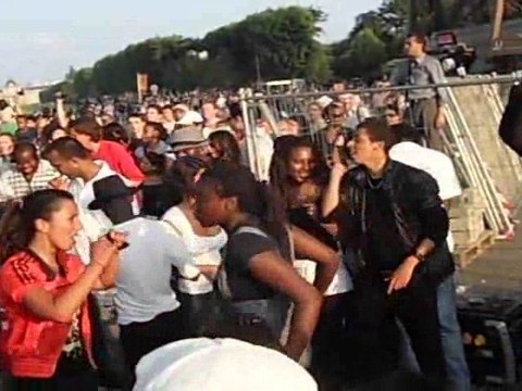 Hommage à Michael Jackson au pied de la tour Eiffel part 1