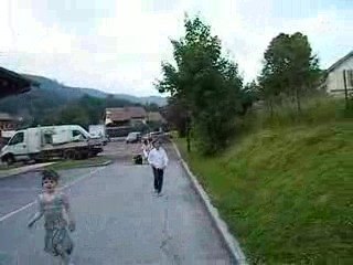 un fou fait des roues