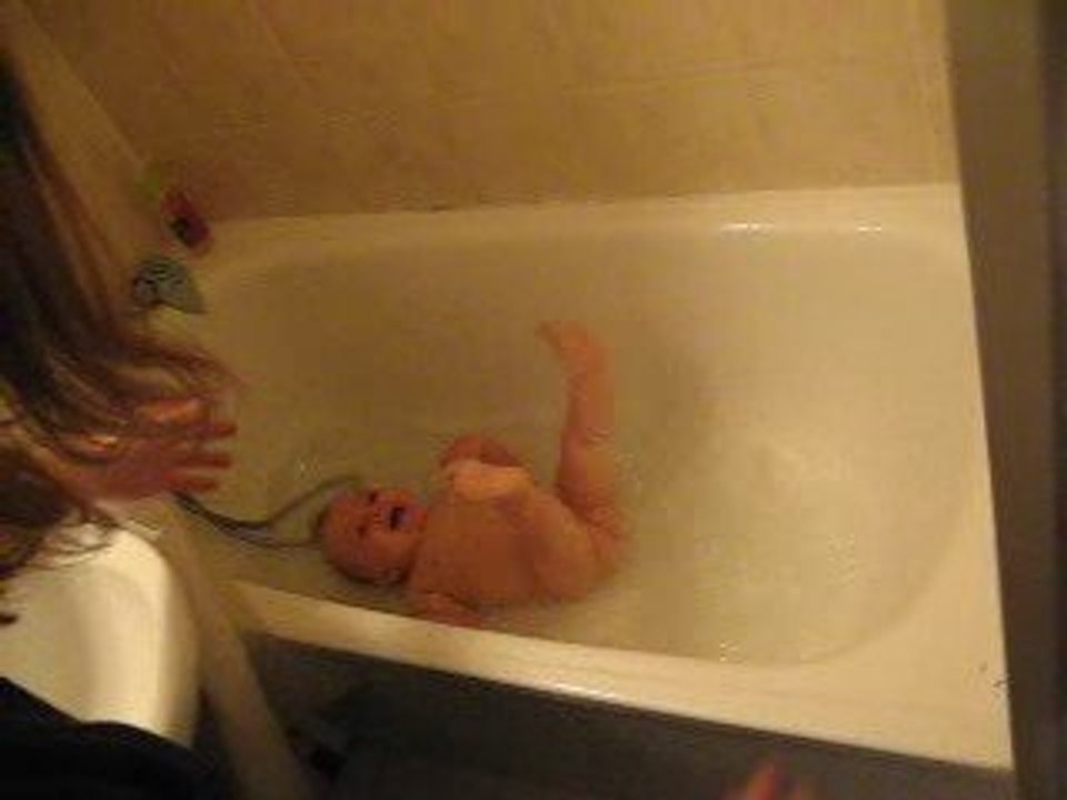 louis fait le fou dans le bain
