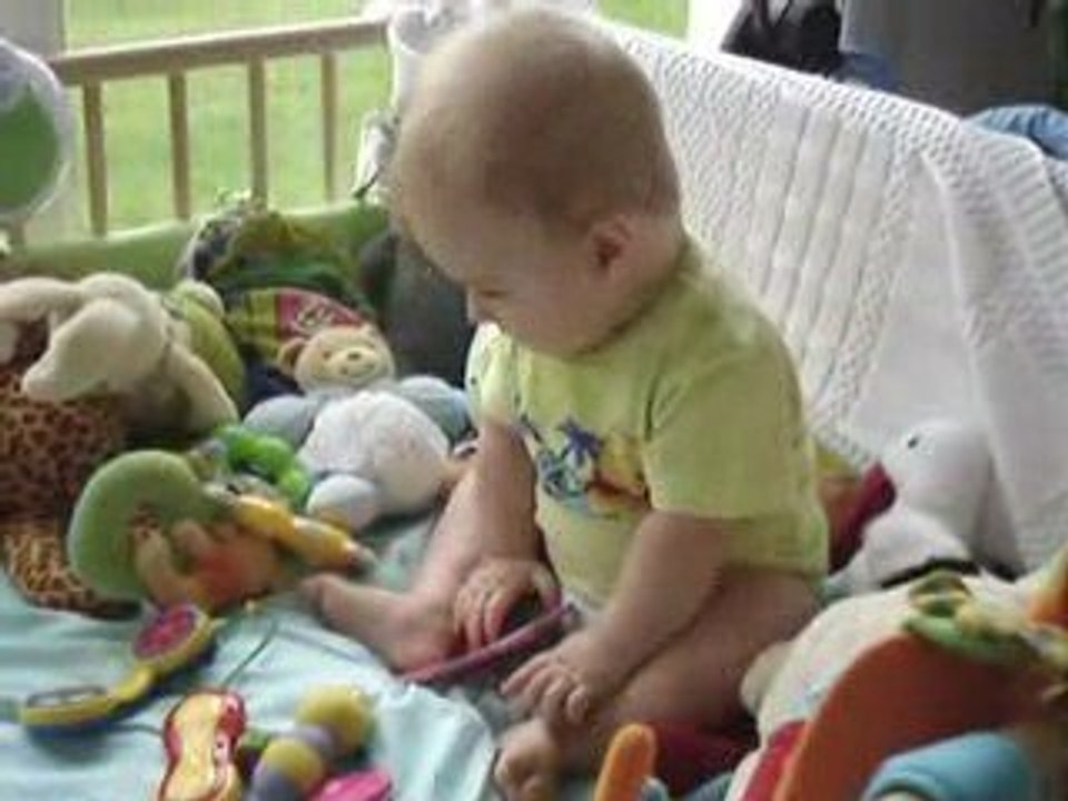 Hugo joue assis dans son parc