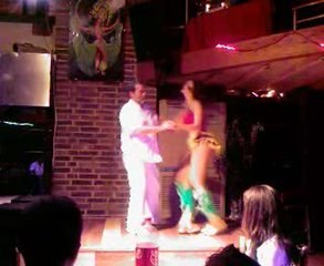 Le gros nul se met à la danse!